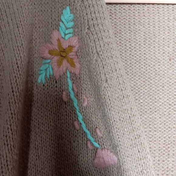 Shein pink cardigan sweater with floral and pockets. Size small over sized - Picture 2 of 6